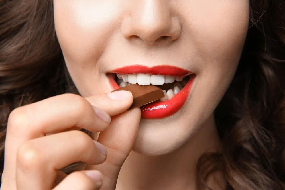 チョコレートを食べる女性