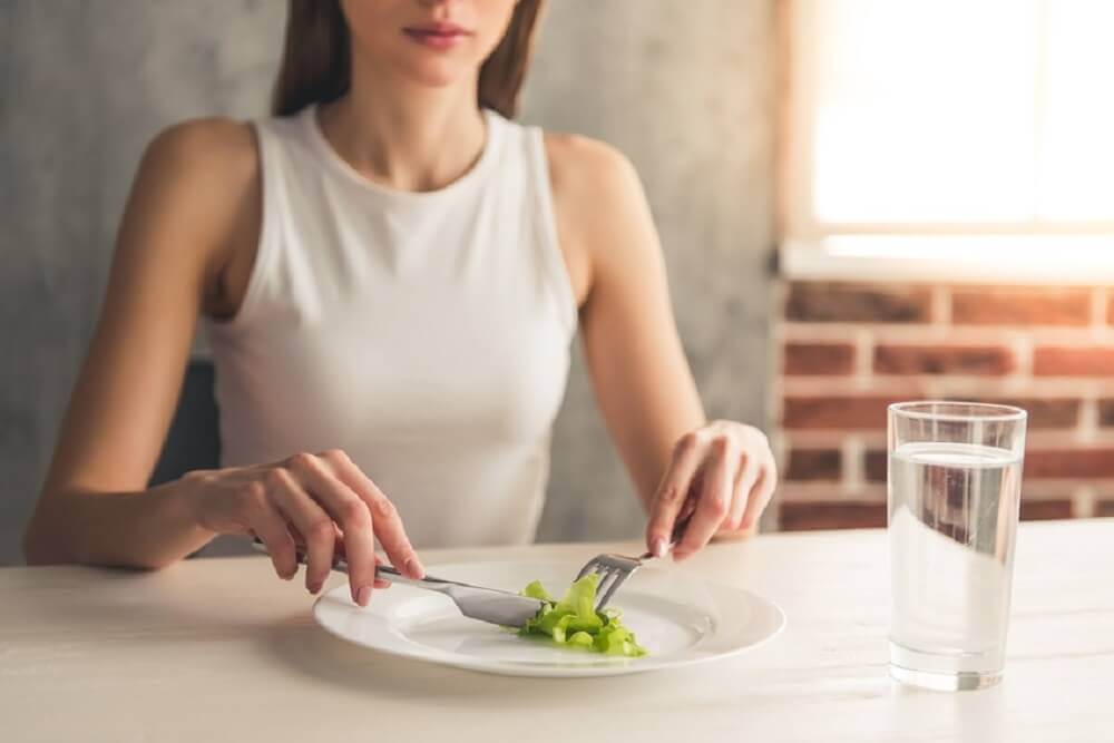食事をする女性