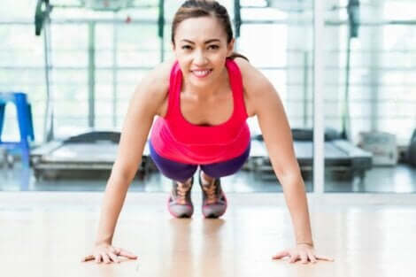 腕立て伏せをする女性