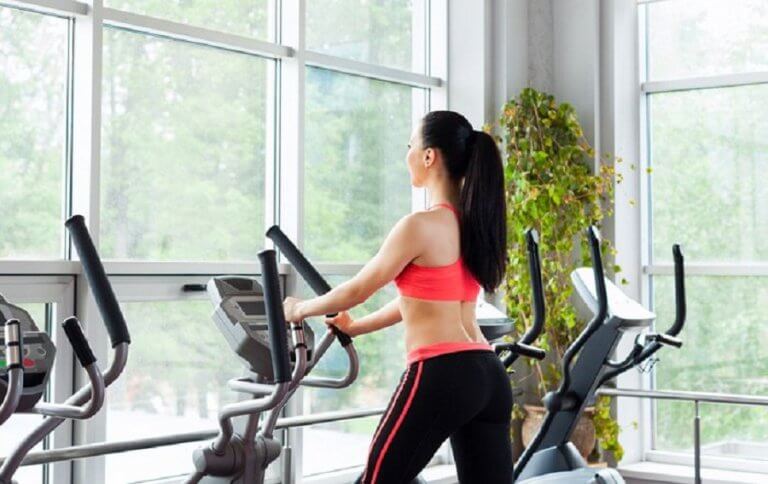 運動している女性