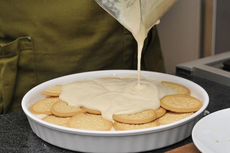 ビスケットの層にクリームを流し込む