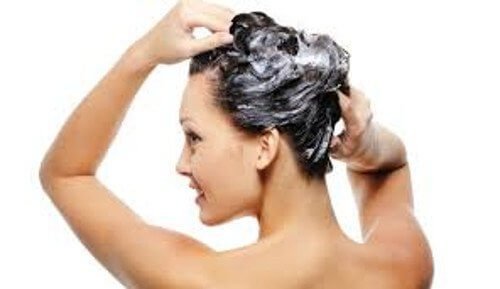 髪を洗う頻度を減らすためにお湯を使う