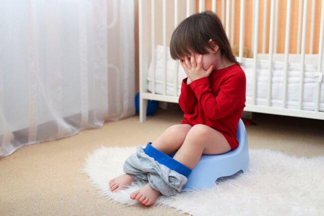 おまるに座る子供