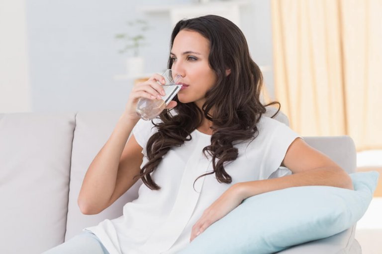 水を飲む女性　高血糖
