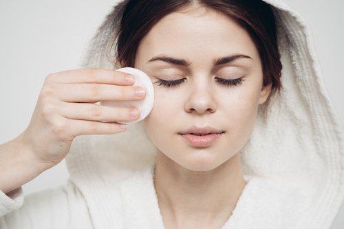 バスローブを着てメイクする女性