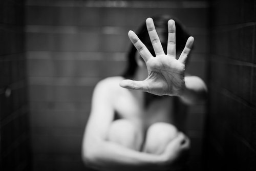 座って手を前に突きだしている女性