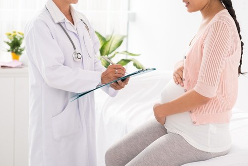 妊婦と医師　プロゲステロン