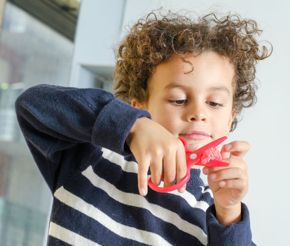 ハサミを使う男児