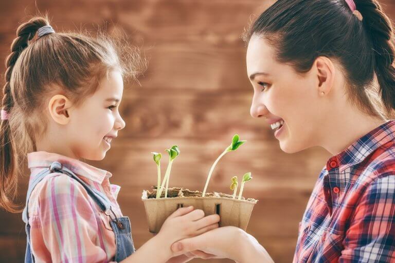 植木を持つ母子