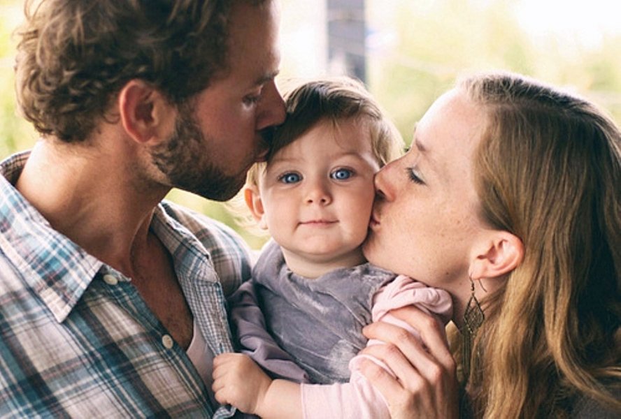 子供にキスをするカップル
