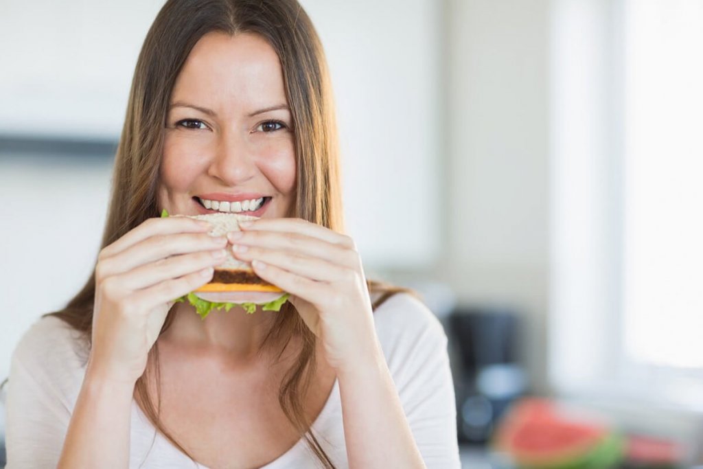 朝食を食べる女性
