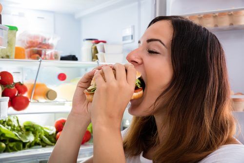 サンドイッチを食べる女性