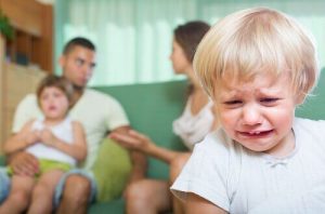 子供の前で夫婦げんかをすることによる影響