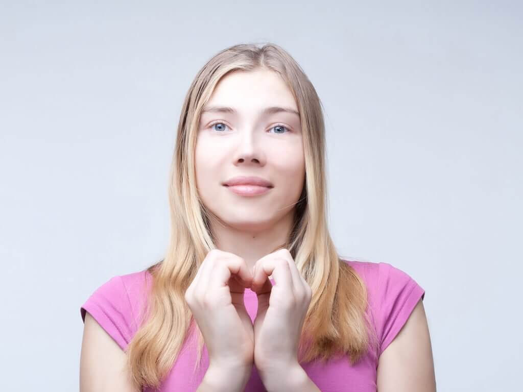 手でハートを作る女性 自分を好きになる
