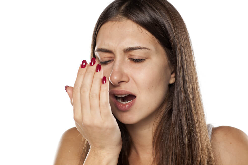 口臭を気にする女性