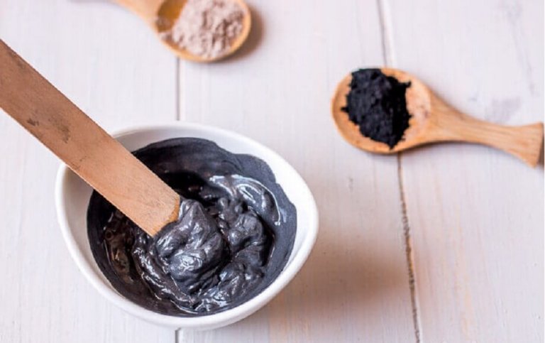 黒いフェイスパック