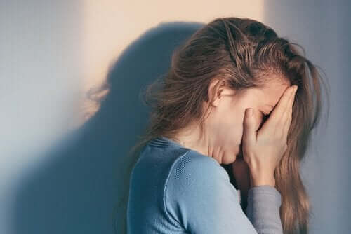 泣く女性