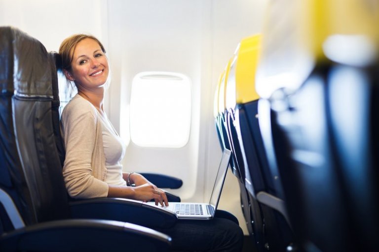 飛行機に乗る女性
