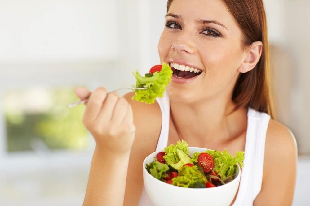 サラダを食べる女性