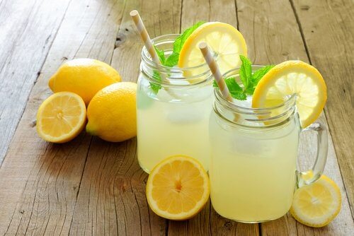 レモンウォーターを飲むことで得られる効能