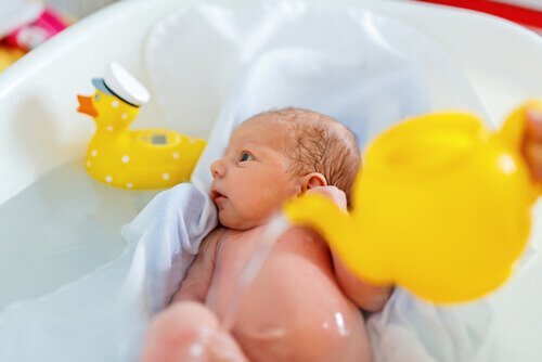 新生児をお風呂に入れる