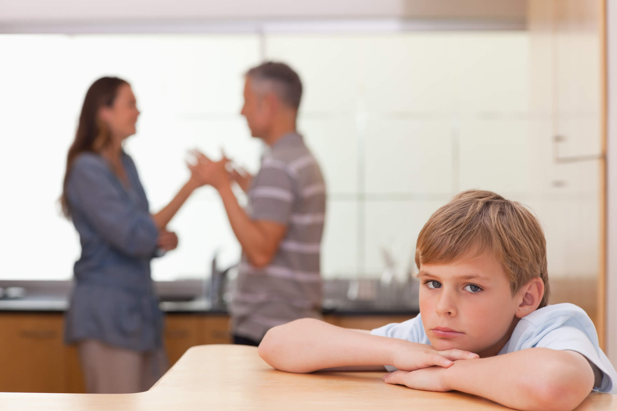 口論する親のそばにいる子供