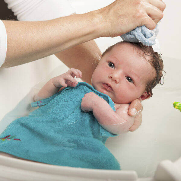 入浴をする赤ちゃん 新生児をお風呂に入れる