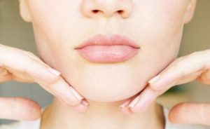 二重あごを解消する5つのエクササイズと自宅ケア方法