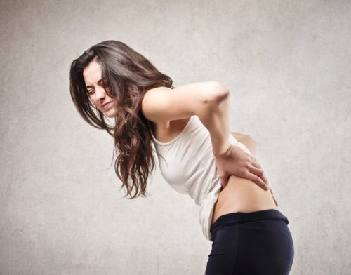 背中の痛みの原因となり得る健康問題5つ