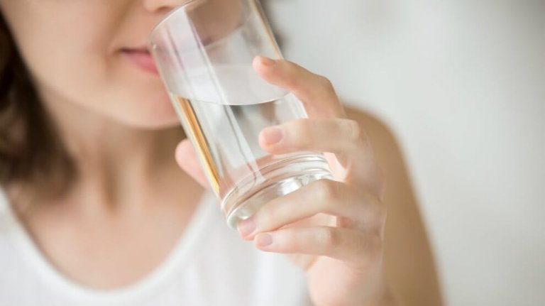 水を飲む女性