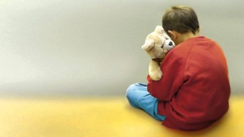 テディベアを抱く子ども
