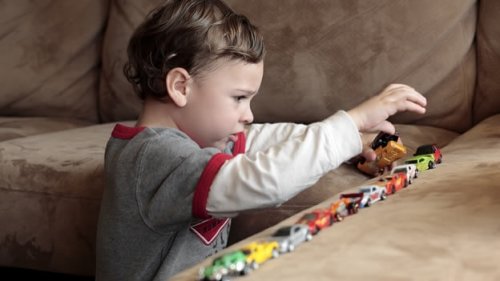ミニカーを並べる子ども