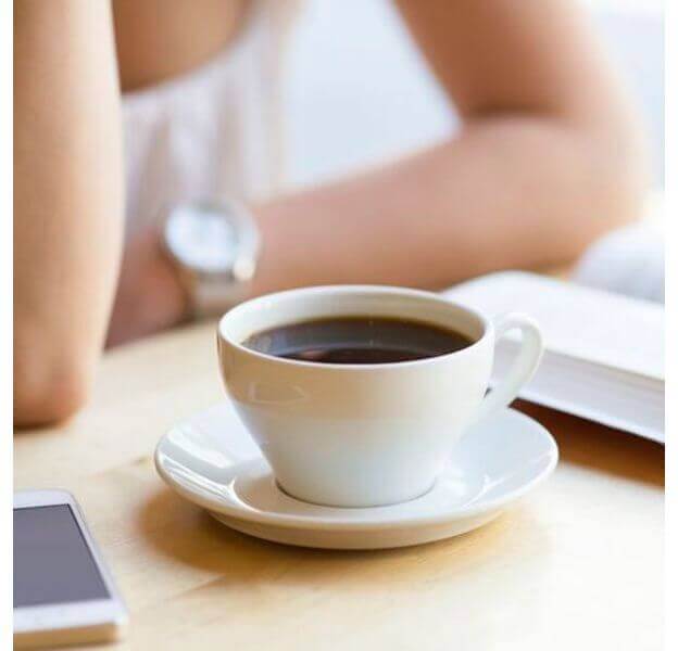 読書中のコーヒー