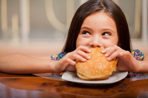 ハンバーガーと女の子 食べ物の好き嫌い