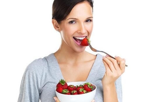 イチゴを食べる女性