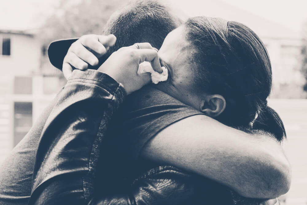 抱き合う 別れたりよりを戻したり