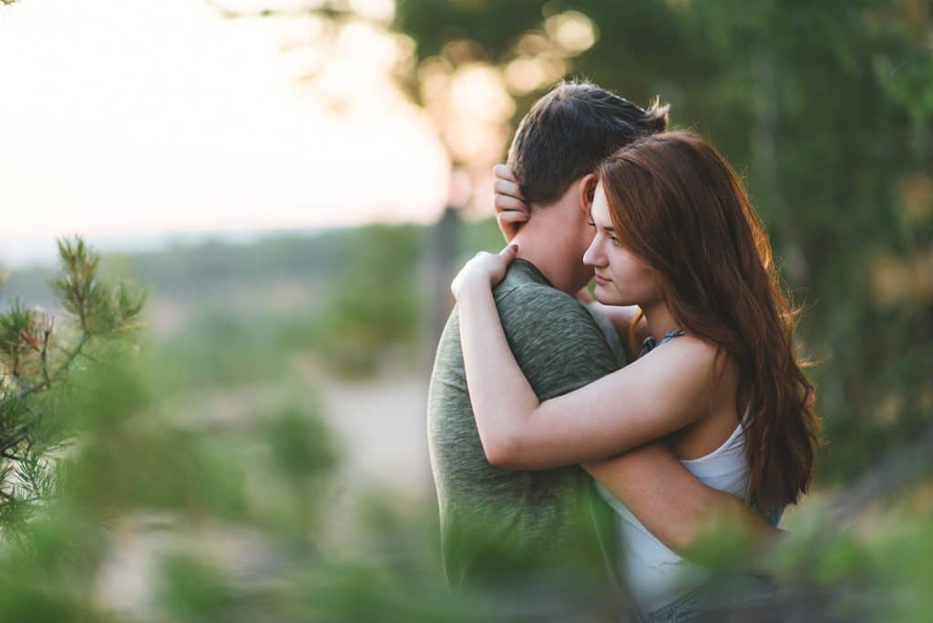 抱き合うカップル 別れたりよりを戻したり