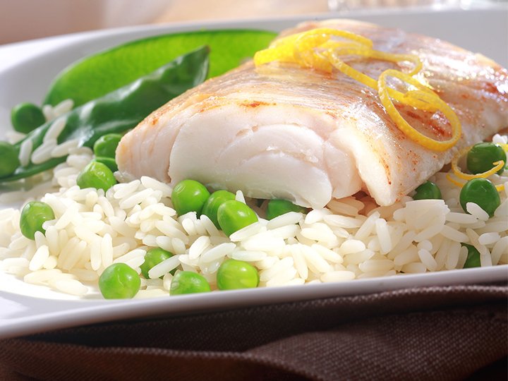 豆ごはんを敷いた魚料理