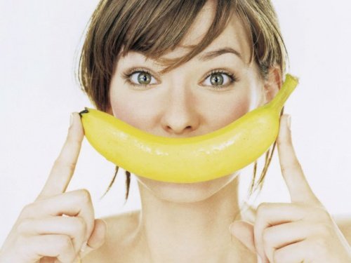 バナナを口元に当てる女性