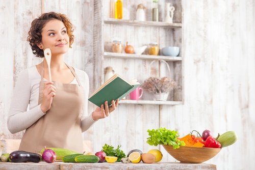 キッチンでメニューを考える女性