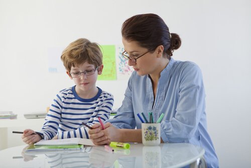 子供の勉強を見る女性