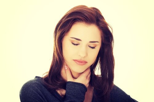 首を抑え目を閉じる女性