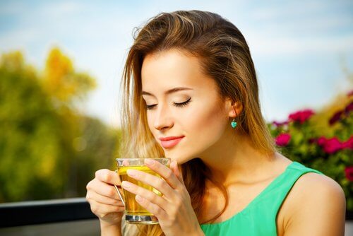 水を飲む女性 発声障害