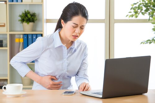 腹痛のある女性