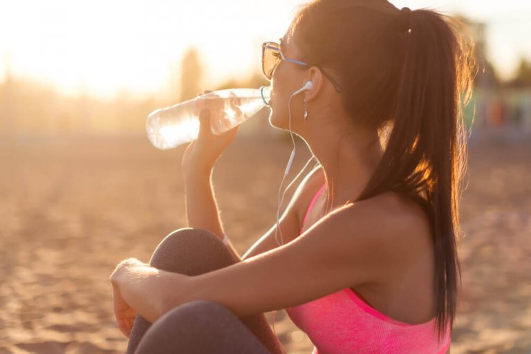 水を飲む女性