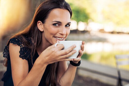 コーヒーを飲む女性