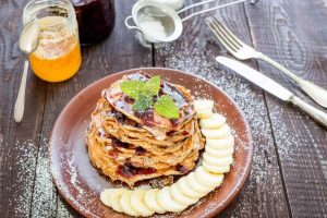 ヘルシー朝食:オーツ、バナナ、ココア、ココナッツオイルのパンケーキ