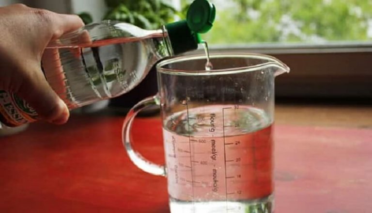 計量カップとビネガー カビを除去する