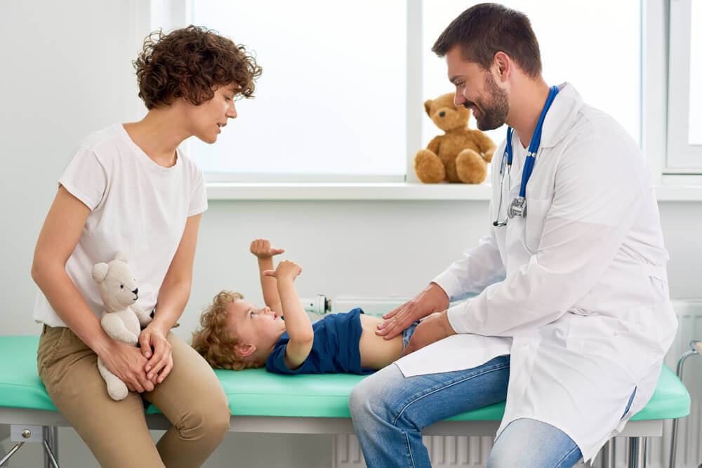 診察を受ける子供　子供の虫垂炎