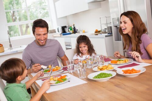 家族で食事　脂肪分の代わりに炭水化物を減らす